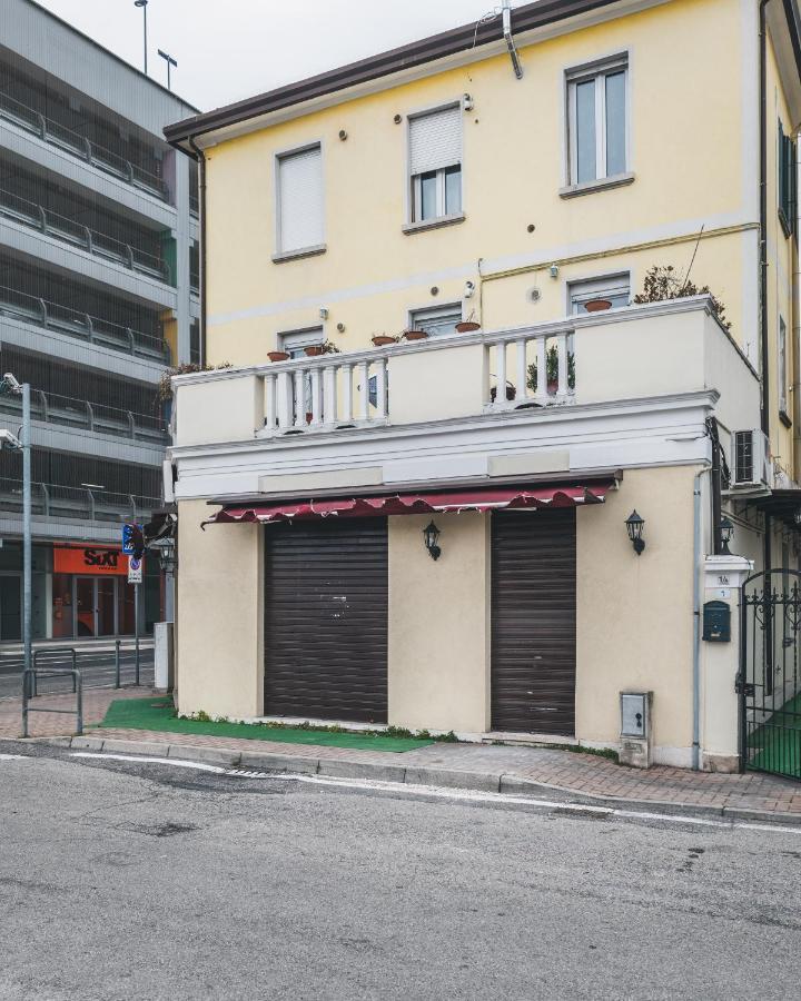 Bulldog Station Apartments With Private Wc, Ac, Tv Mestre Exterior foto